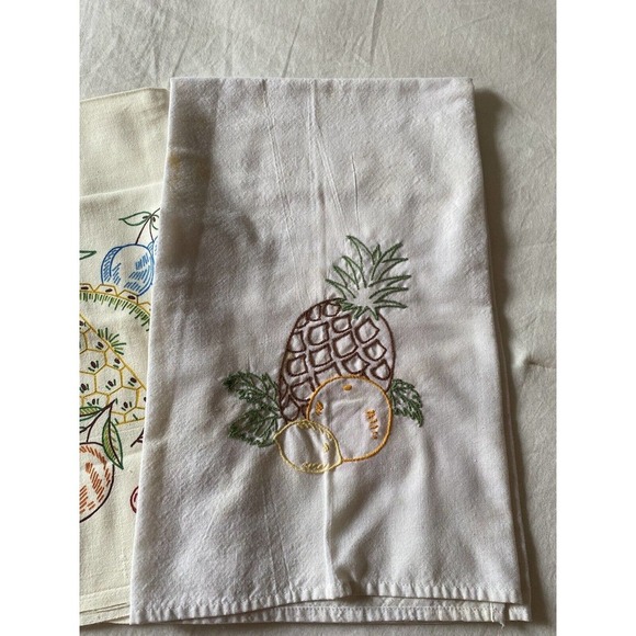 Vtg Linen & Cloth Fabric Tea towels Set Lot 4 Pieces Embroidered & Stamped Fruit - Picture 8 of 9